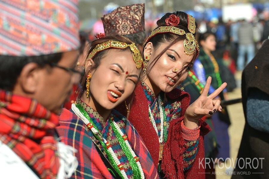 Девушки из гурунги в национальных нарядах