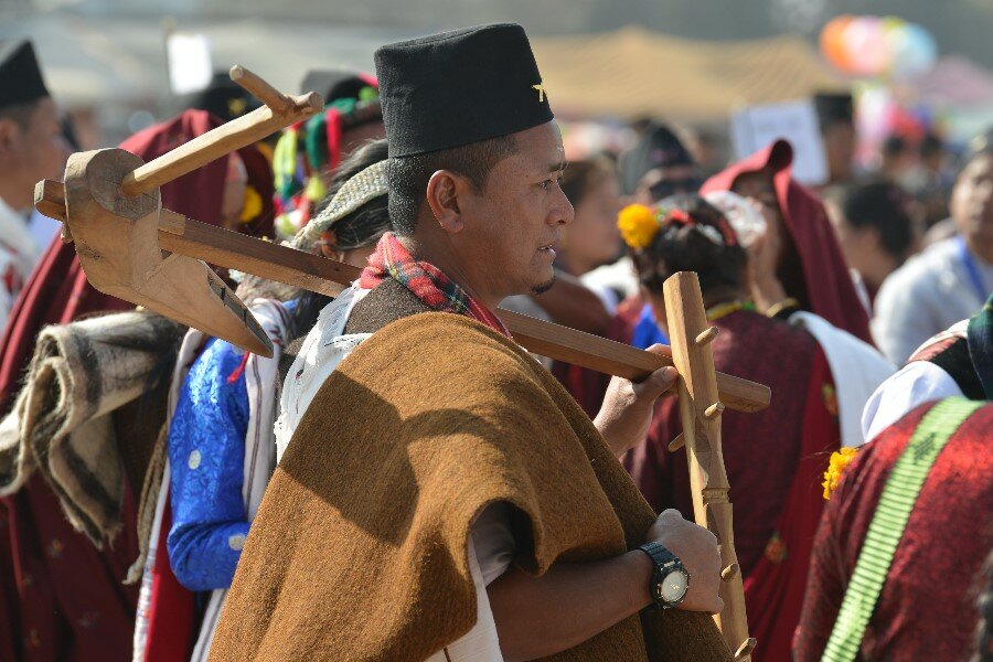 Мужчина в традиционной одежде гурунги на празднике Таму Лхосар