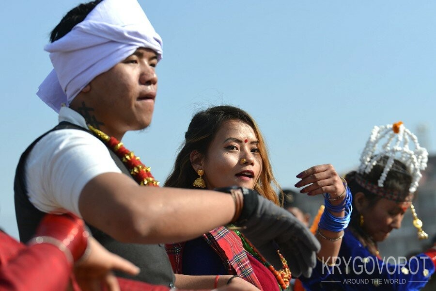 Юноша участвует в соревнованиях на празднике Таму Лхосар в Непале