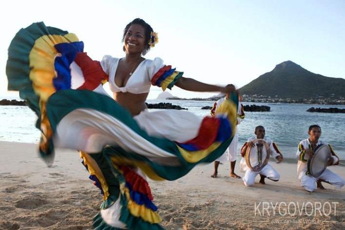 Национальные танцы на берегу острова Маврикий